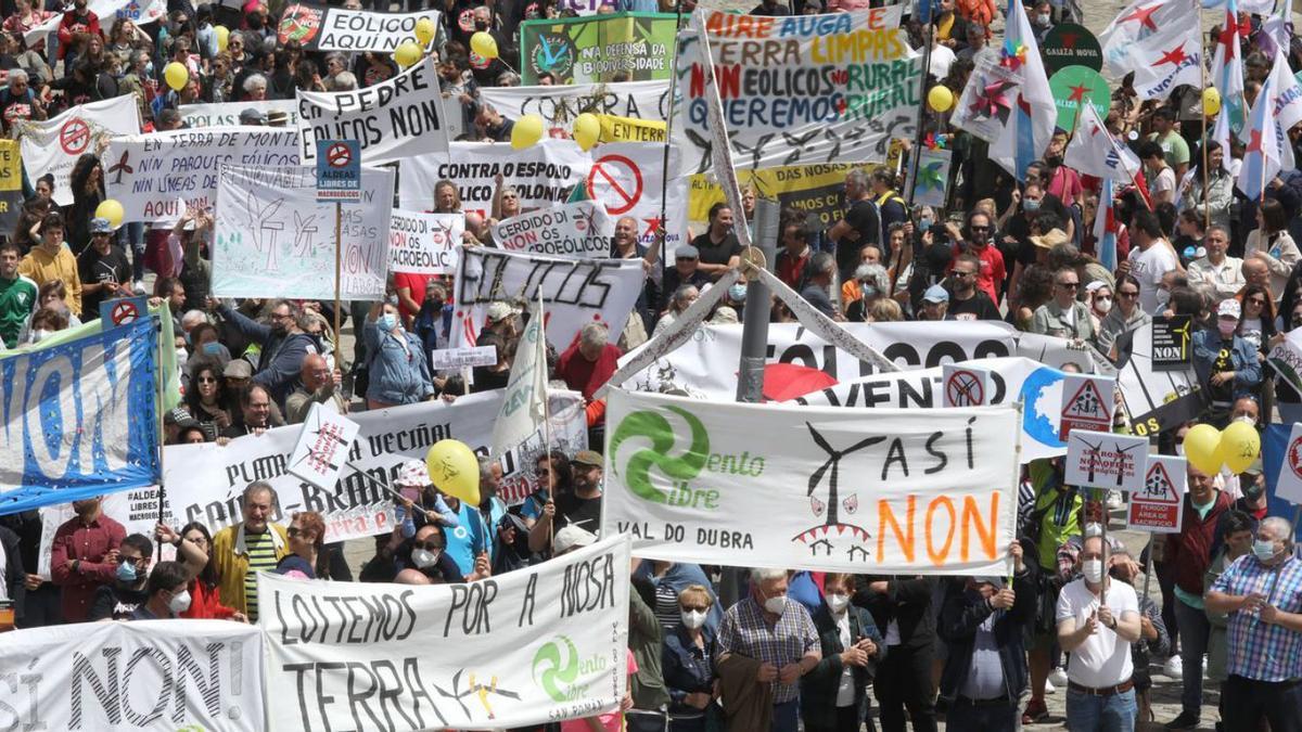 Parte de los manifestantes en la cita convocada por “Eólica si, pero non así” en Santiago.   | // XOÁN ÁLVAREZ