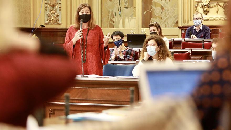 La presidenta, Francina Armengol, ayer, en el pleno del Parlament.