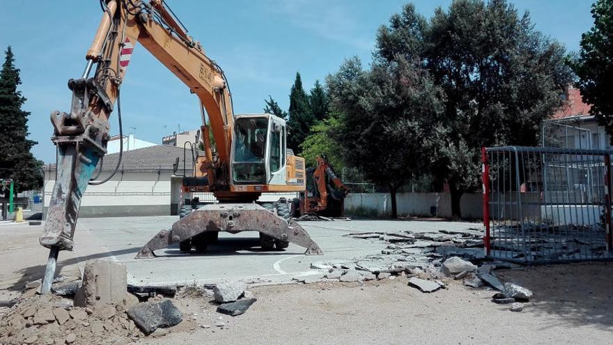 Obres per renovar la pista poliesportiva de l&#039;escola Sant Vicenç.