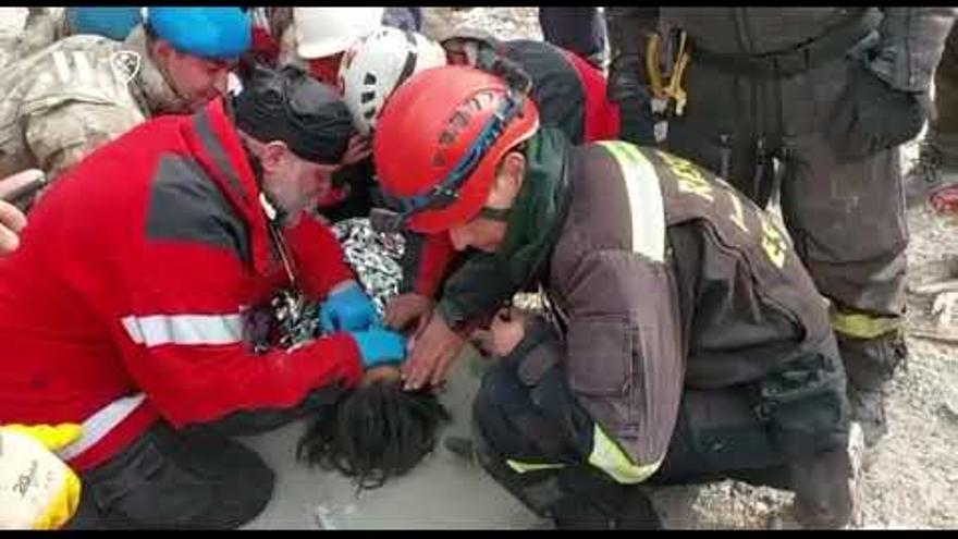 Bomberos de Málaga rescatan a una familia turca atrapada bajo los escombros
