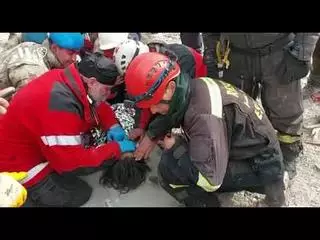 Nuevo rescate de los bomberos de Málaga en Turquía: una madre y sus hijas atrapadas bajo los escombros