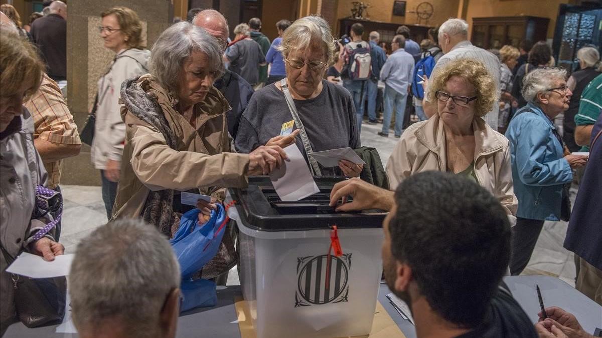 Votantes del 1-O, en un colegio electoral de Barcelona.