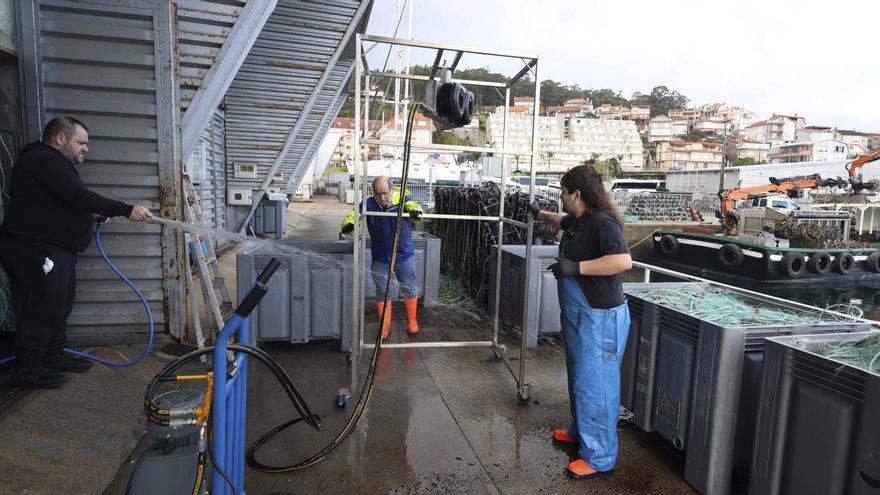 Pescadores ayer en Combarro, sin salir a faenar | Gustavo Santos