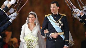 Letizia y Felipe, ya casados, abandonan la catedral de la Almudena, el 22 de mayo del 2004.
