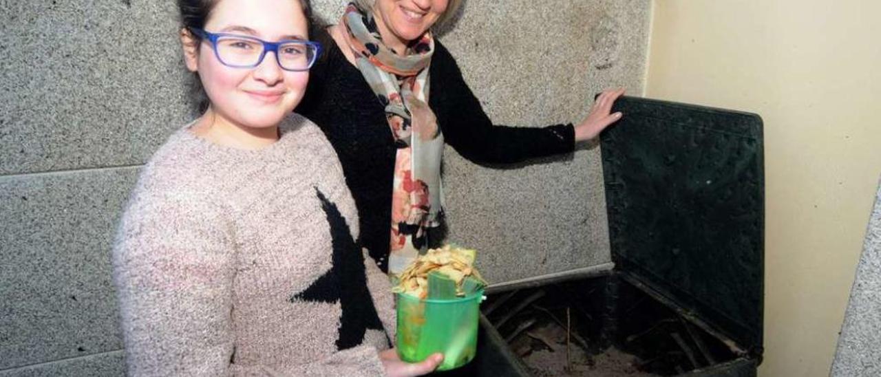 Ana María Charlín pretende utilizar el compost como abono en su huerta. // Iñaki Abella