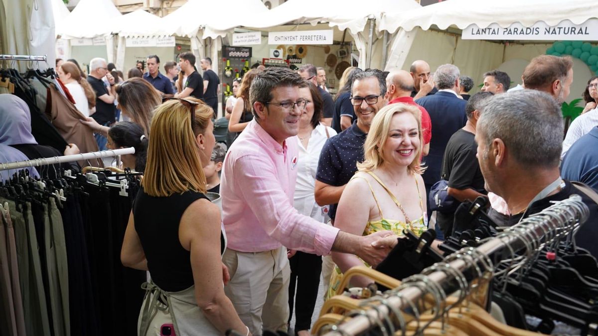 El alcalde de Ontinyent y la vicepresidenta de la dipuación, en la apertura de la Fira de Tendes, Tapes i Rock, este viernes.