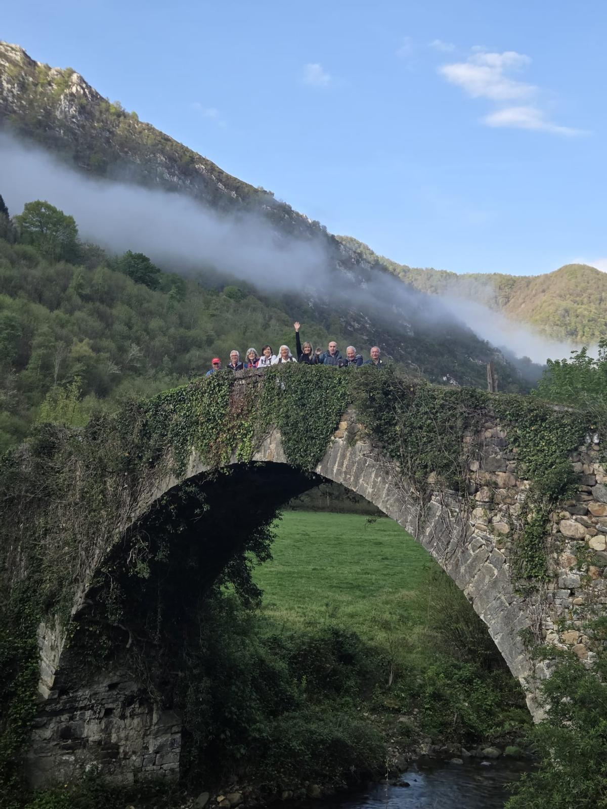 Los senderistas, en el puente de El Campu.