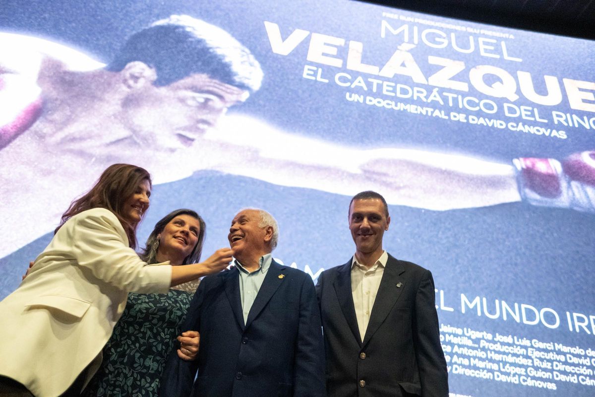 Los hijos del púgil tinerfeño posan junto a él durante la presentación del documental del director David Cánovas.