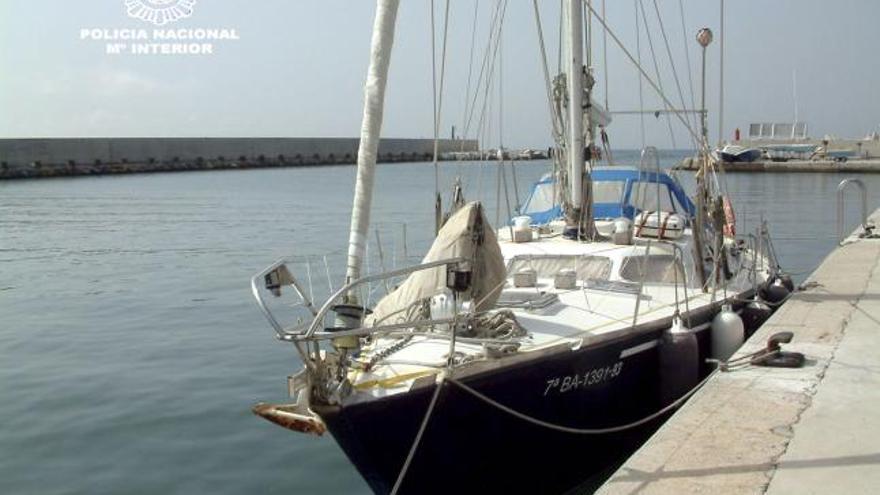 Detenidas 4 personas tras llegar en un velero cargado con cocaína