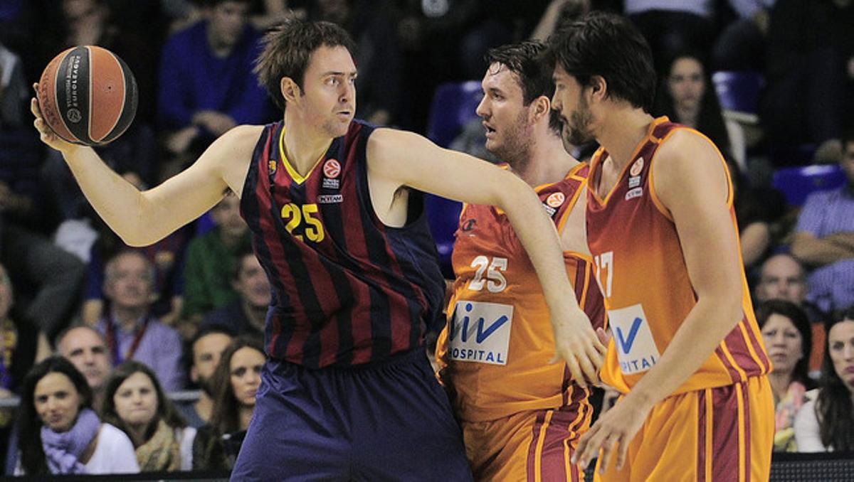 Lorbek, davant Macvan i Akyol, durant el Barça-Galatasaray. Lorbek, davant Macvan i Akyol, durant el Barça-Galatasaray.
