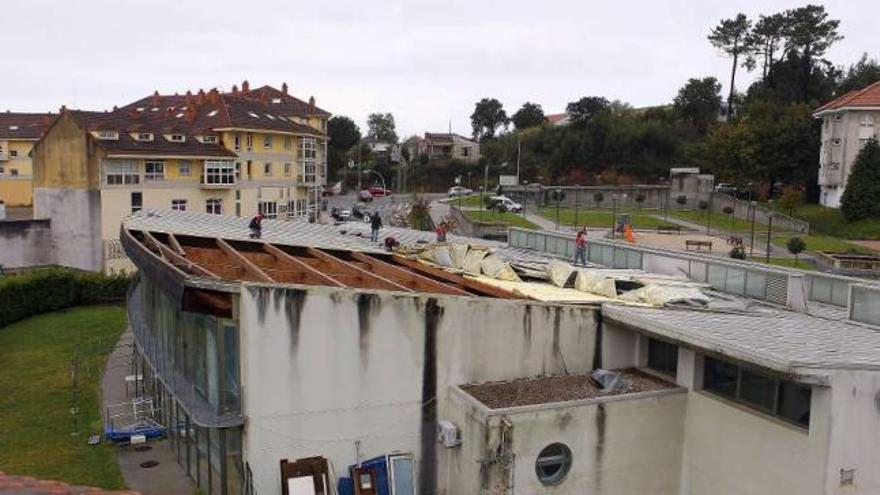 El viento levanta el tejado de una piscina en Nigrán