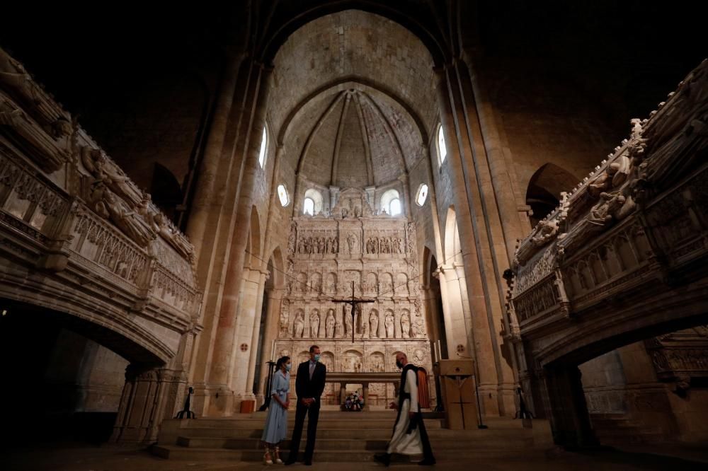 Els Reis visiten el monestir de Poblet enmig de protestes i un fort dispositiu policial