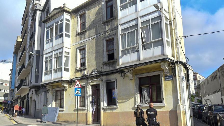 El Concello de A Coruña clausura el edificio incendiado en la avenida de Hércules