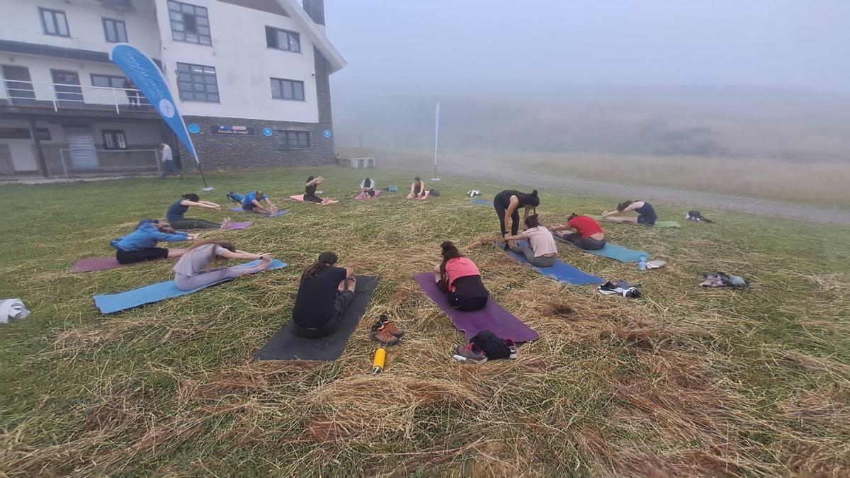Una clase de yoga en Valgrande-Pajares, el pasado verano.