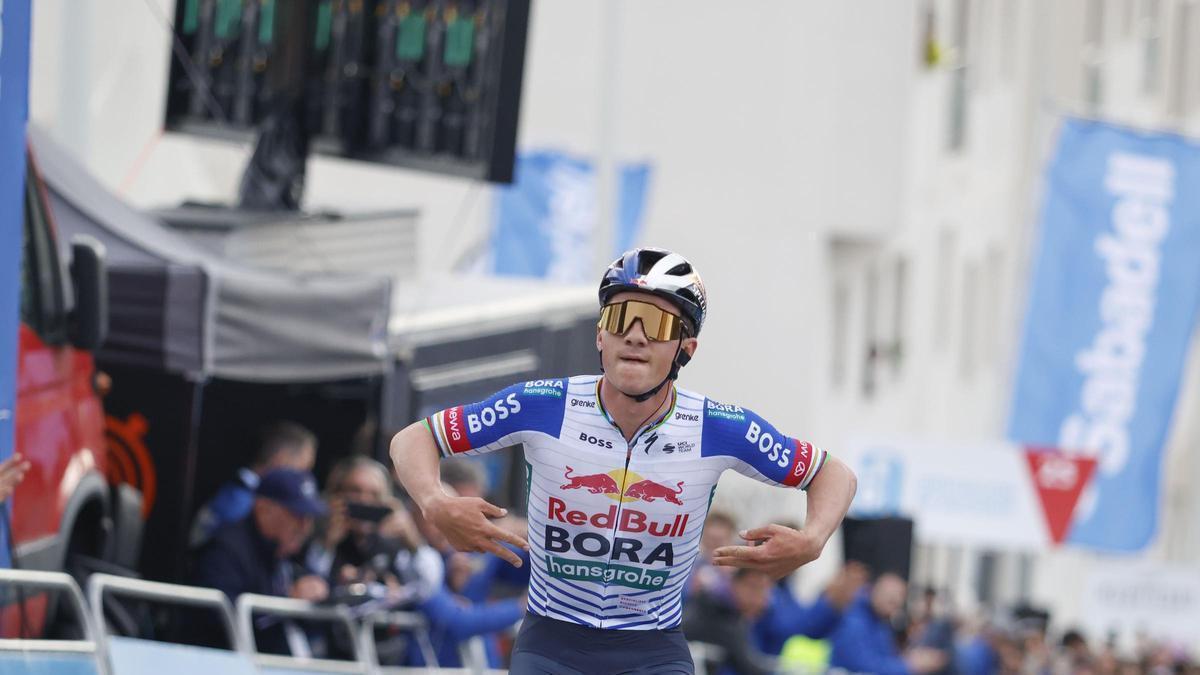Evenepoel en el momento de cruzar la meta