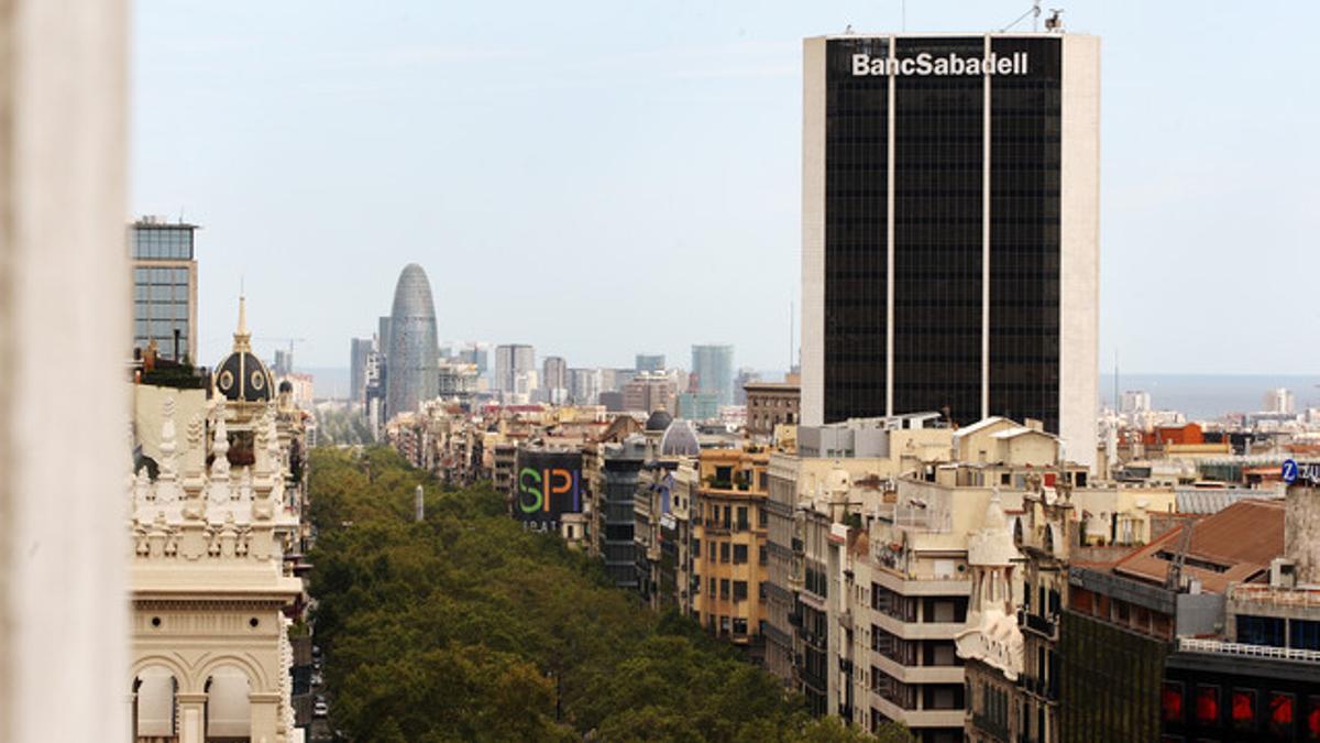 Vista aérea de la avenida Diagonal, con las oficinas del Banc Sabadell al fondo.