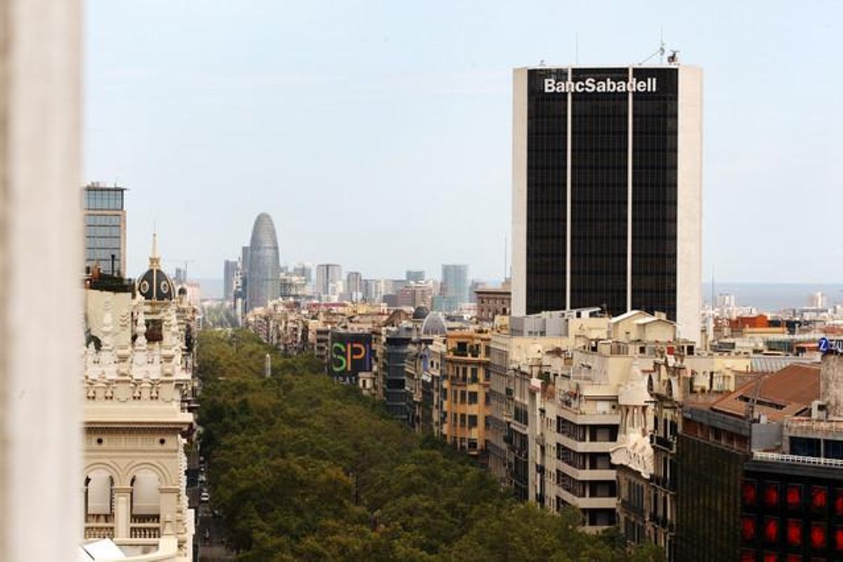 Vista aèria de l’avinguda Diagonal, amb les oficines del Banc Sabadell al fons.