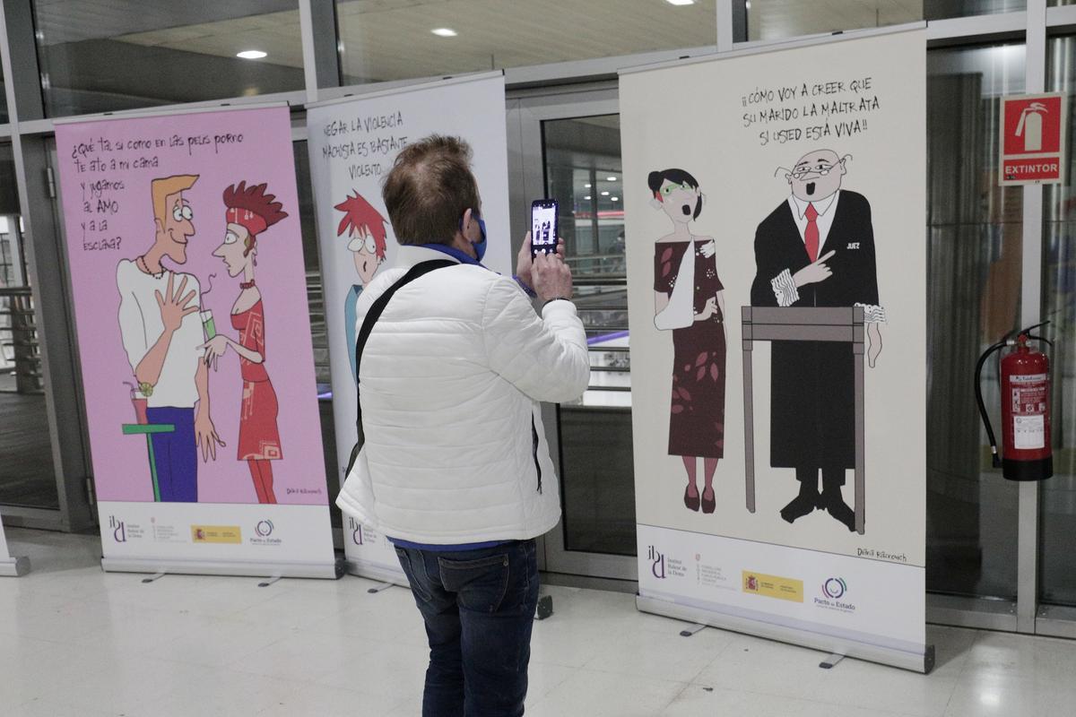 Imagen de la exposición sobre micromachismos antes de ser trasladada al lado de los trenes.