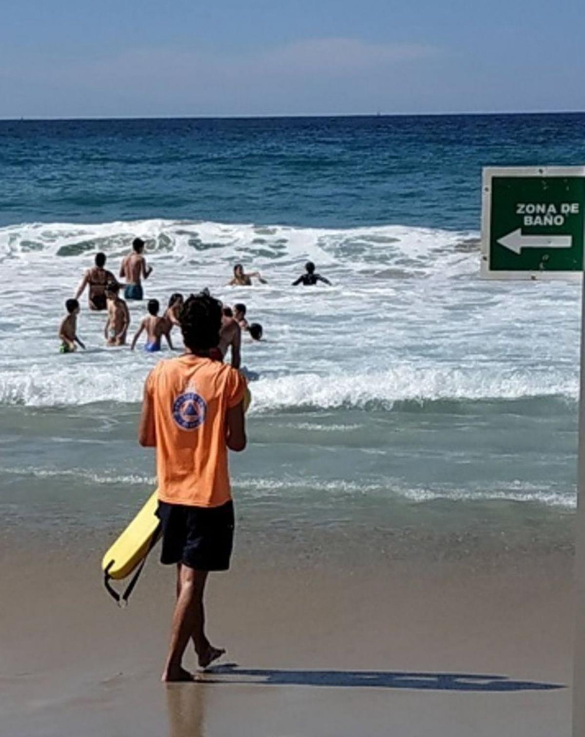 Un socorrista y bañistas en una playa del litoral carballés / c. carballo