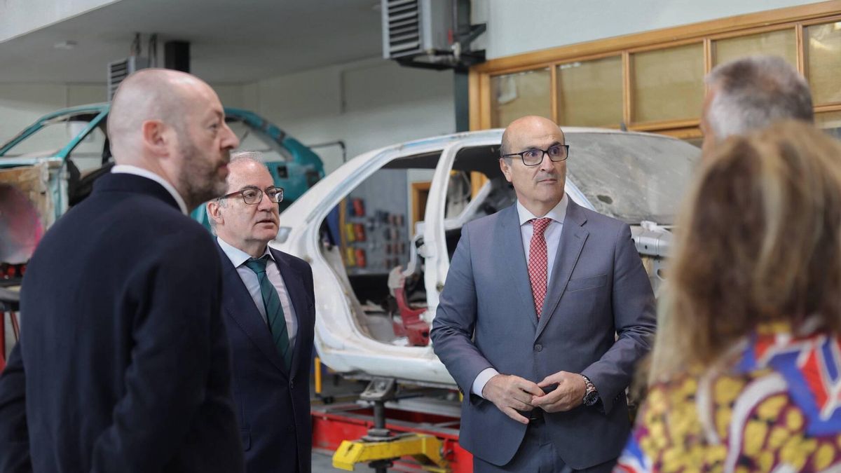 Visita dl director general de Formación Profesional y Régimen Especial, Agustín Sigüenza, al Instituto Río Duero.