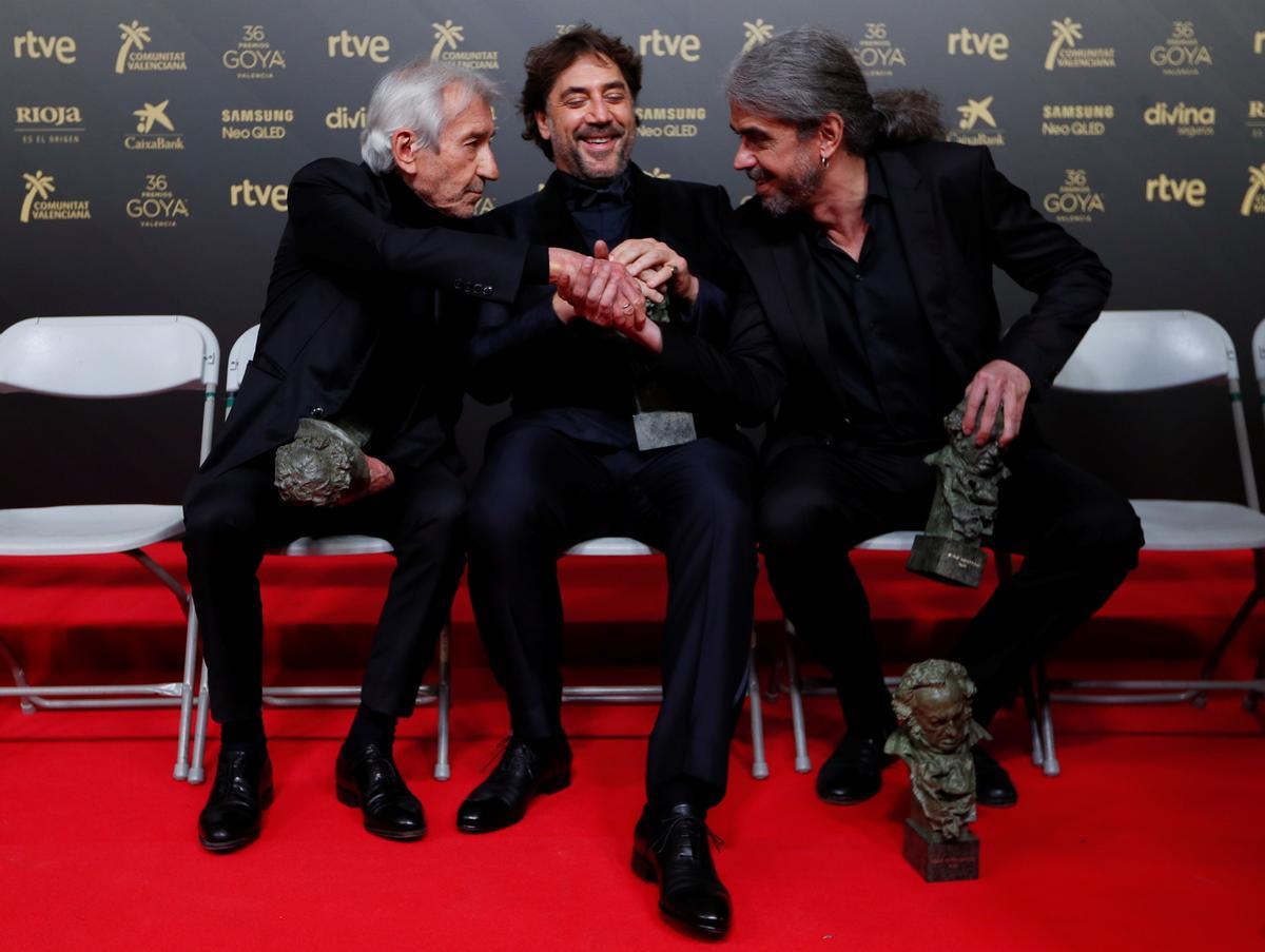 Los actores José Sacristán, Goya de Honor, Javier Bardem, Goya a Mejor Actor Protagonista, y el director Fernando León de Aranoa, Goya a Mejor dirección, durante la gala de la 36 edición de los Premios Goya