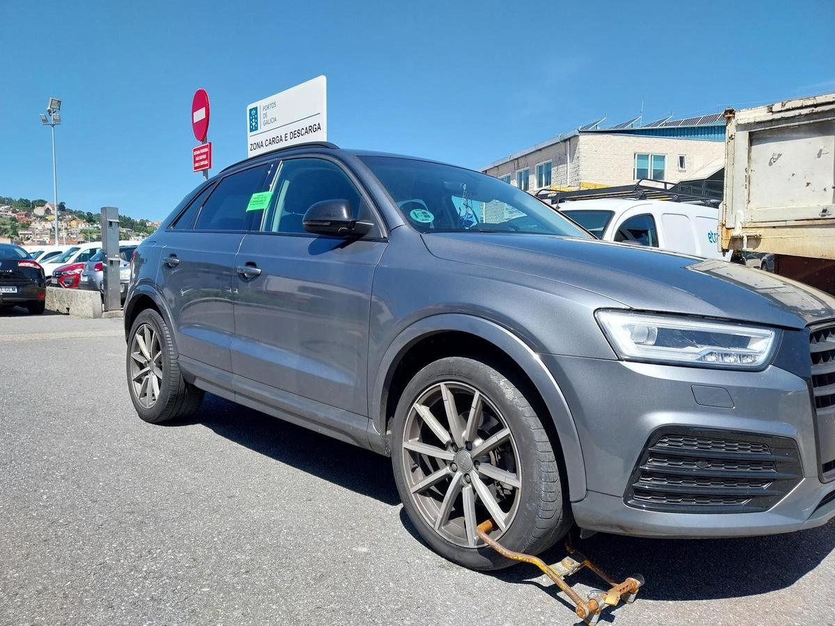 El automóvil del denunciado con el cepo de la Policía Local para inmovilizarlo.