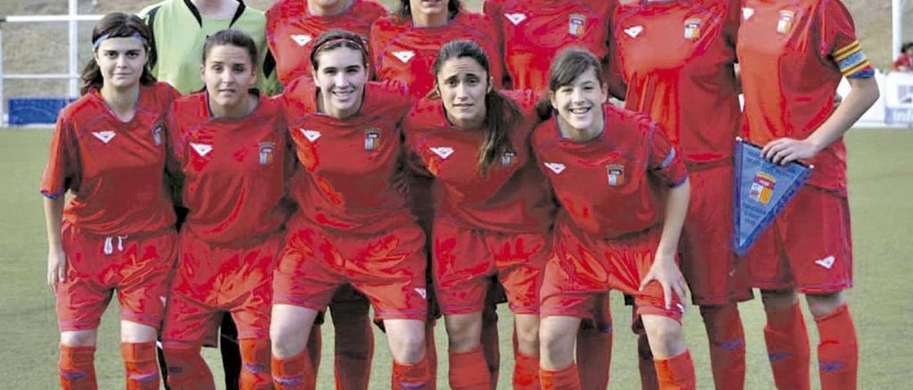 Alejandra Tortosa, la segunda arriba por la derecha, con Balears sub-18 de 2012.
