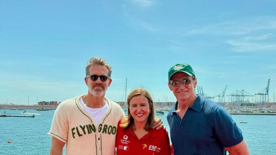María José Catalá, con Hugh Jackman y Ryan Reynolds en una Sail GP "de cine" en València