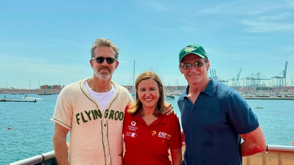 María José Catalá, con Hugh Jackman y Ryan Reynolds en una Sail GP "de cine" en València