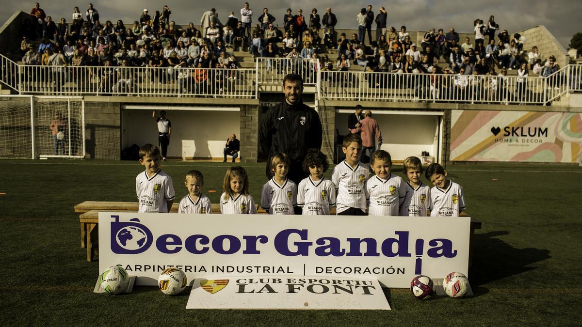 Entrenador y jugadores del equipo querubín del CE la Font en la presentación del pasado domingo