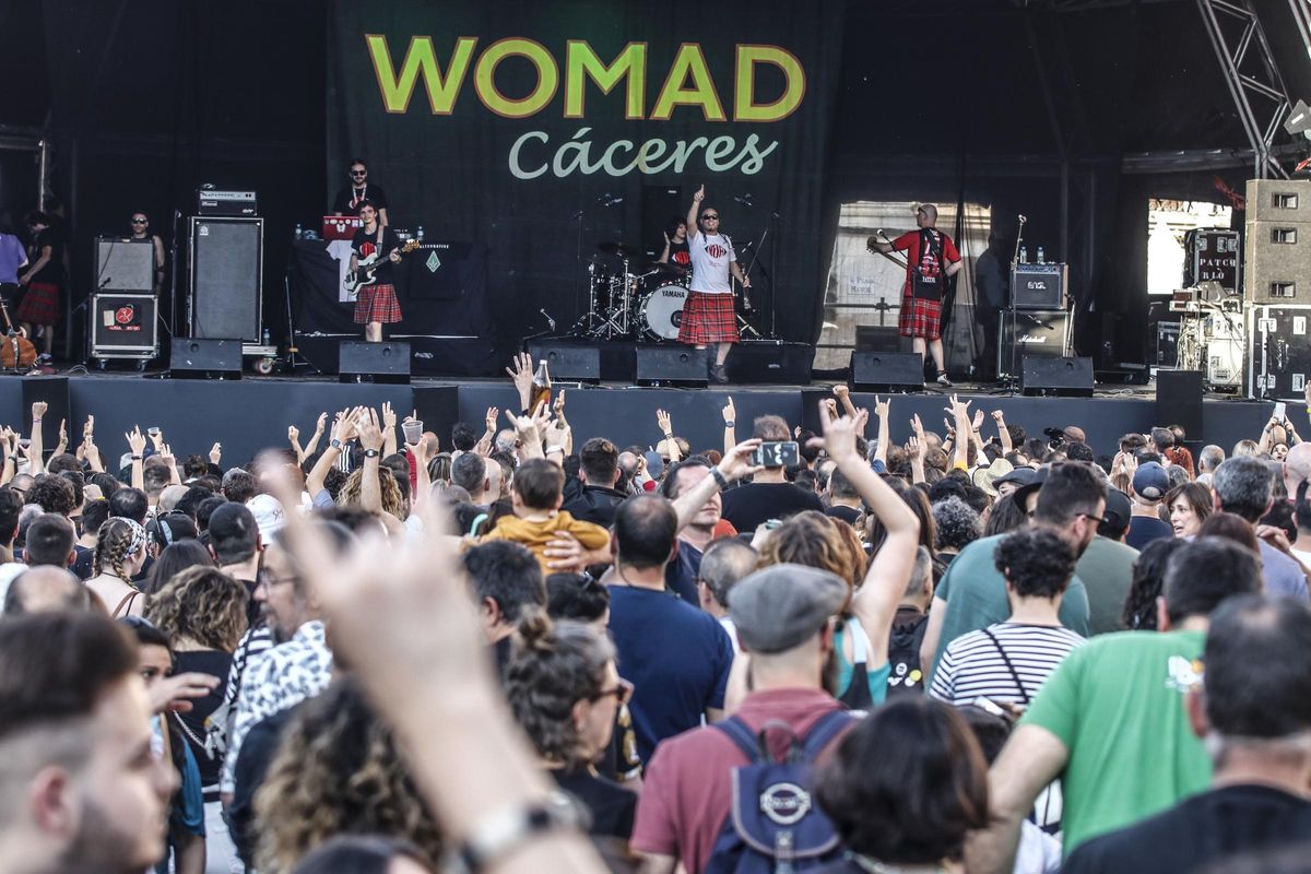 Los Niños de los Ojos Rojos, sobre el escenario de Womad 2022.