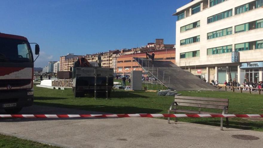 Gijón ya prepara su pista de hielo (y el tobogán)