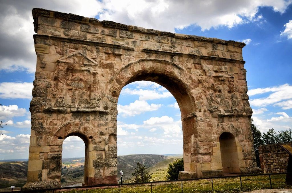 El Gran Arco de Medinaceli construido en el siglo I d.C que daba acceso al pueblo
