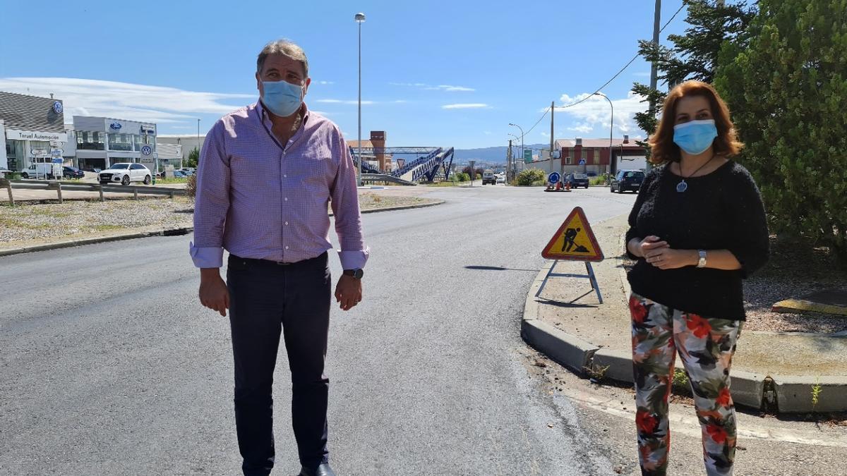 La alcaldesa y el concejal Cruzado, esta mañana, en las calles del polígono.