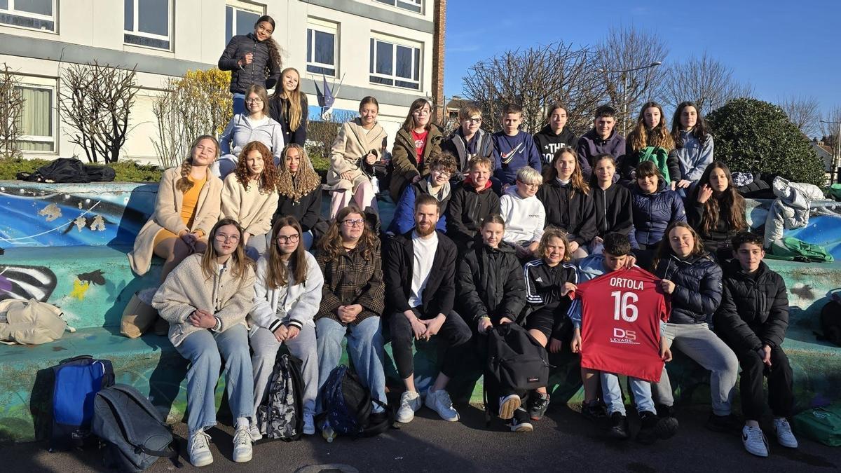 Els alumnes amb el futbolista de Xàbia Adrià Ortolà