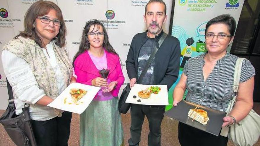 A la izquierda, los finalistas, Indirath Coronado, María Jesús Montes, Marce López y Mari Flor Ortiz. A la derecha, una cocinera hace el quiche de pollo.