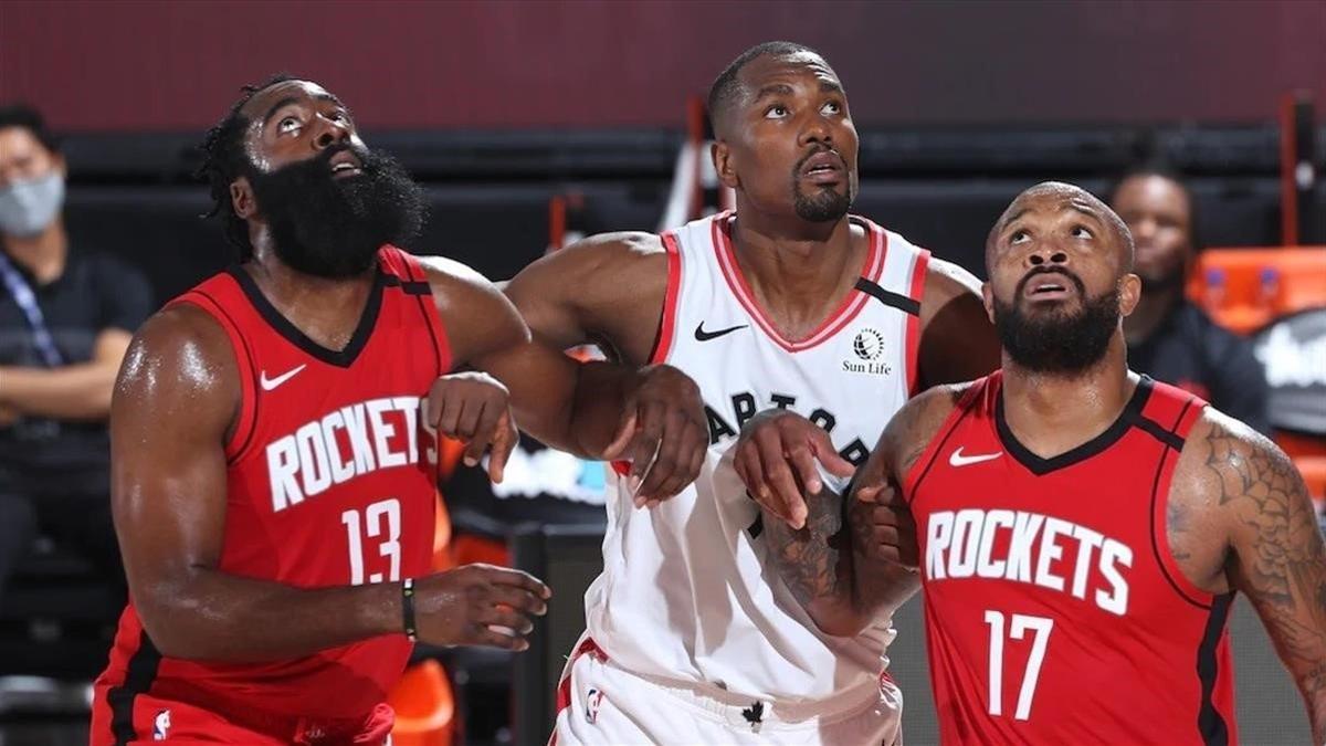 Serge Ibaka,  jugador  nacionalizado de los Raptors, vigente campeones, pugna con Harden y Pj. Tucker, de los Rockets