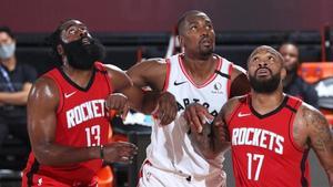 Serge Ibaka,  jugador  nacionalizado de los Raptors, vigente campeones, pugna con Harden y Pj. Tucker, de los Rockets