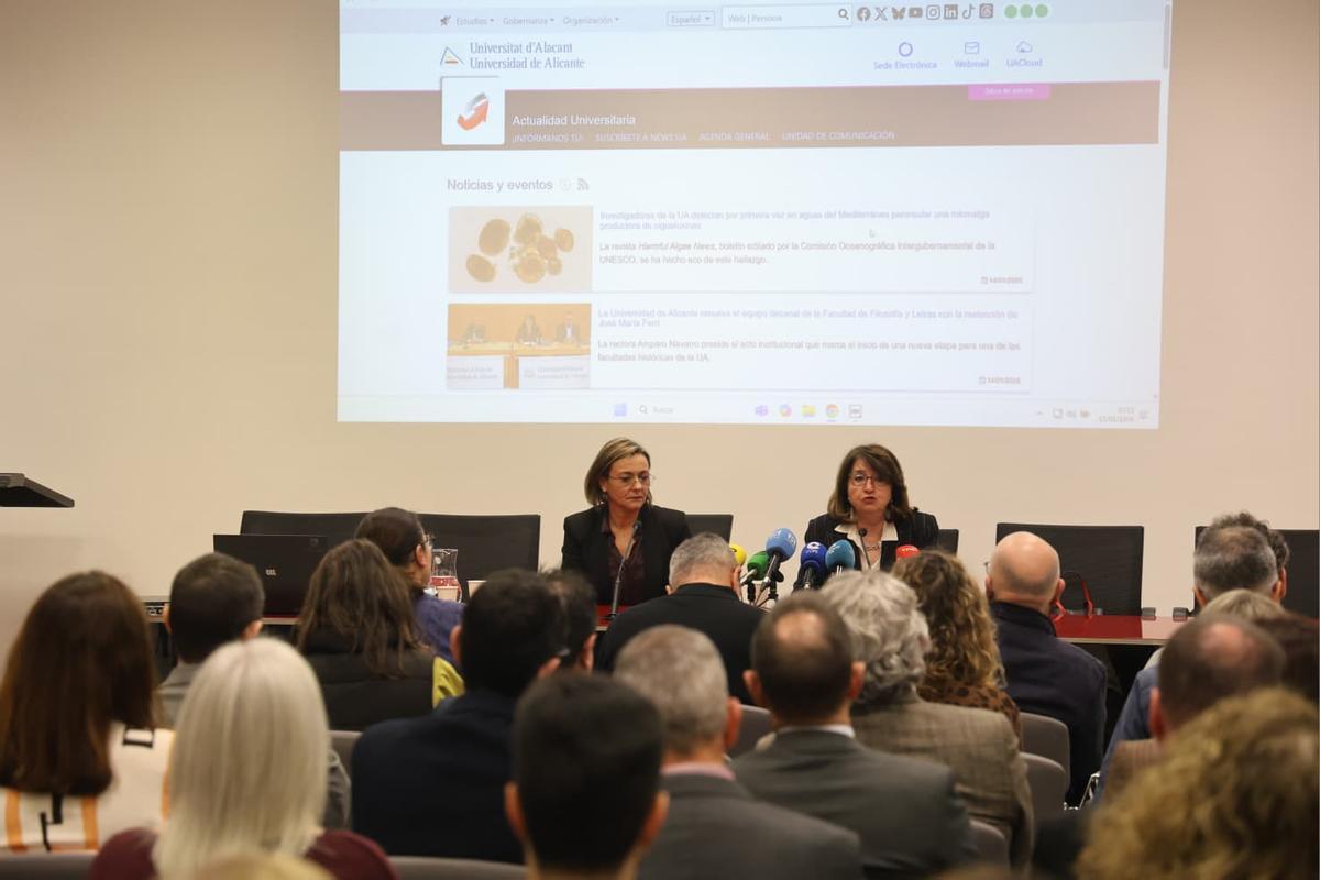 La rectora de la UA, Amparo Navarro y su jefa de comunicación, María Martín, en su comparecencia de inicio de año