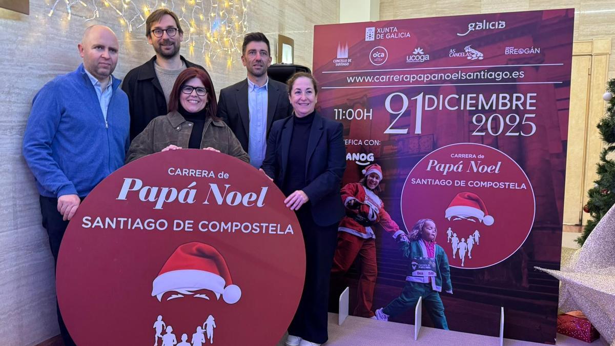 A concelleira de Deportes, Pilar Lueiro, no centro, na presentación da carreira do domingo.