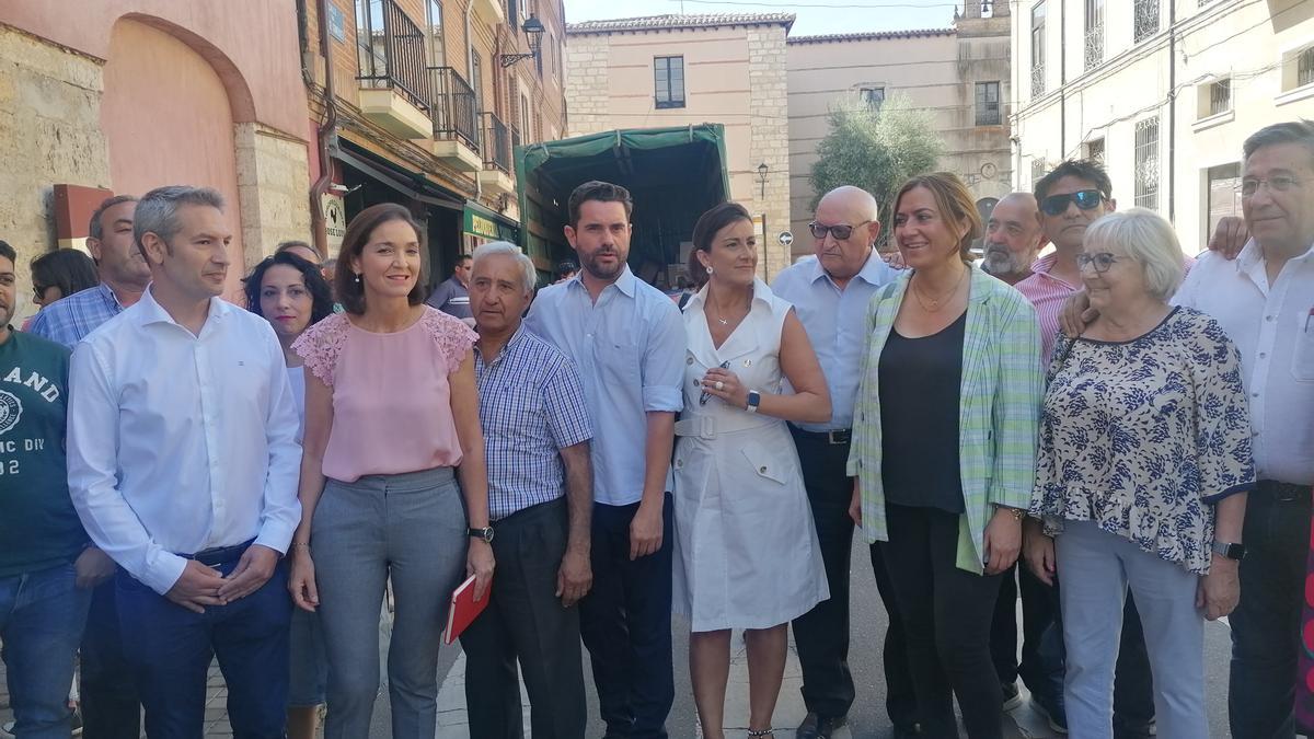 La ministra de Industria saluda a cargos del PSOE en la provincia de Zamora