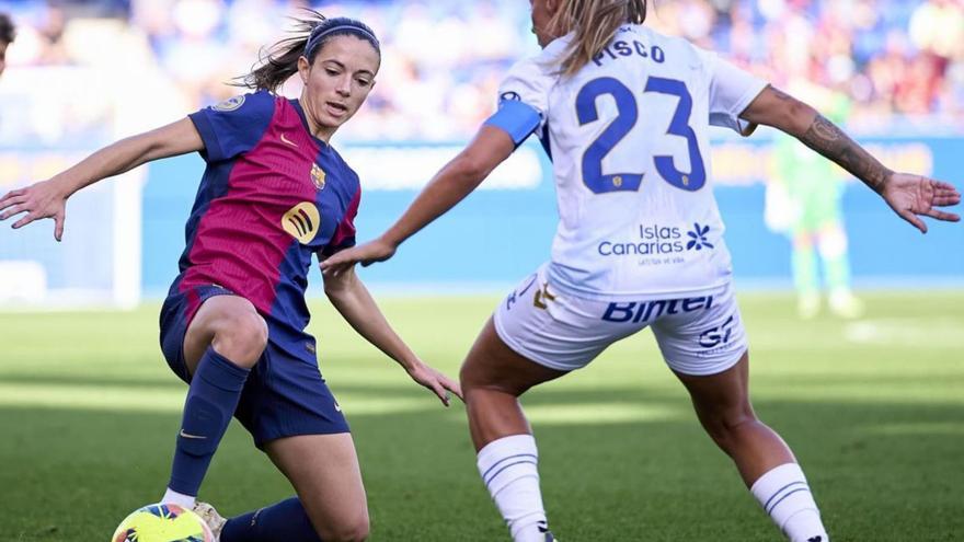 Aitana trata de rebañar el cuero ante Pisco en el partido de la primera vuelta (5-1). | LIGA F