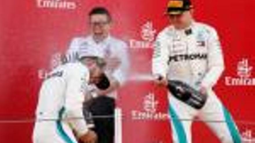 Hamilton celebra la victòria al podi del Circuit de Catalunya amb el seu company Bottas.