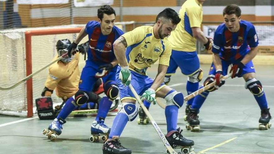 Una acción del partido del Asturhockey ante el Barcelona B.