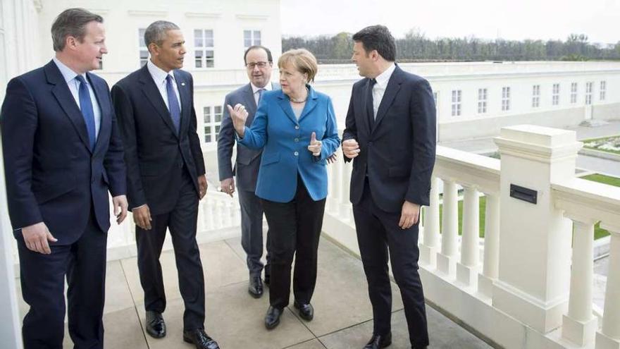 Cameron, Obama, Merkel, Hollande y Renzi, reunidos ayer en Hannover (Alemania). // Efe