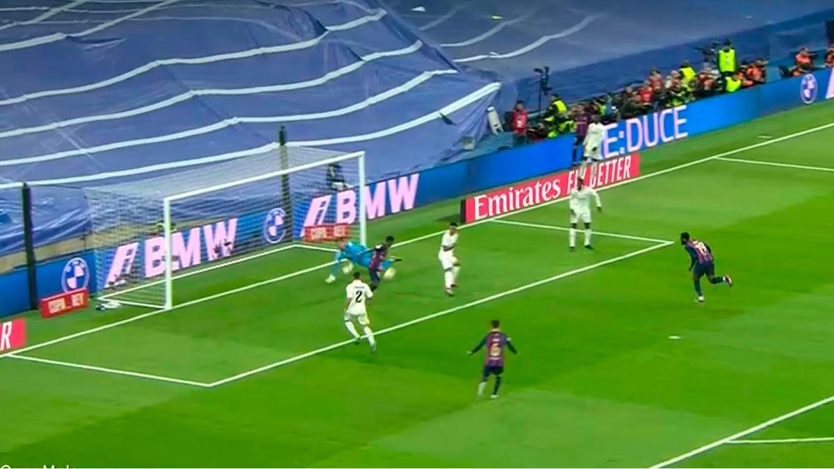 Real Madrid - FC Barcelona | Ansu evitó el gol de Kessié