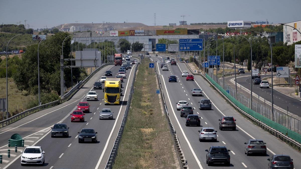Decenas de vehículos, durante la segunda operación salida del verano 2026
