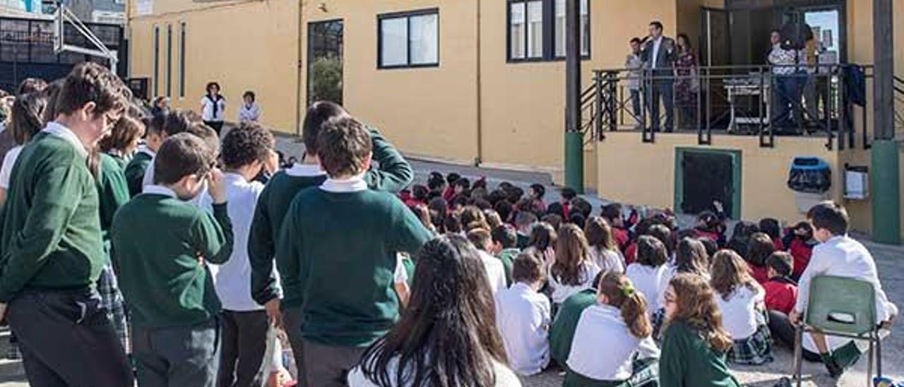 El alcalde se dirige a los alumnos del colegio Alborada. Cristina Graña