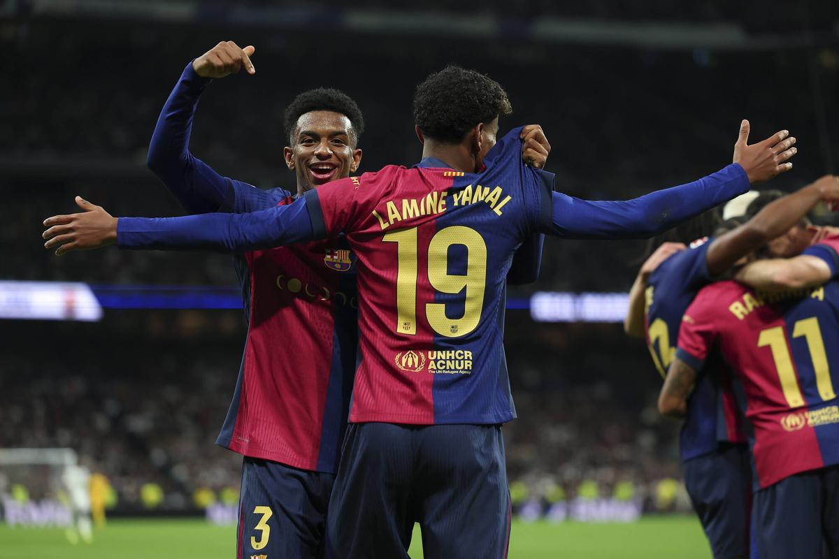 Alejandro Balde enseña la camiseta de Lamine Yamal, autor del 0-3 en el Bernabéu.