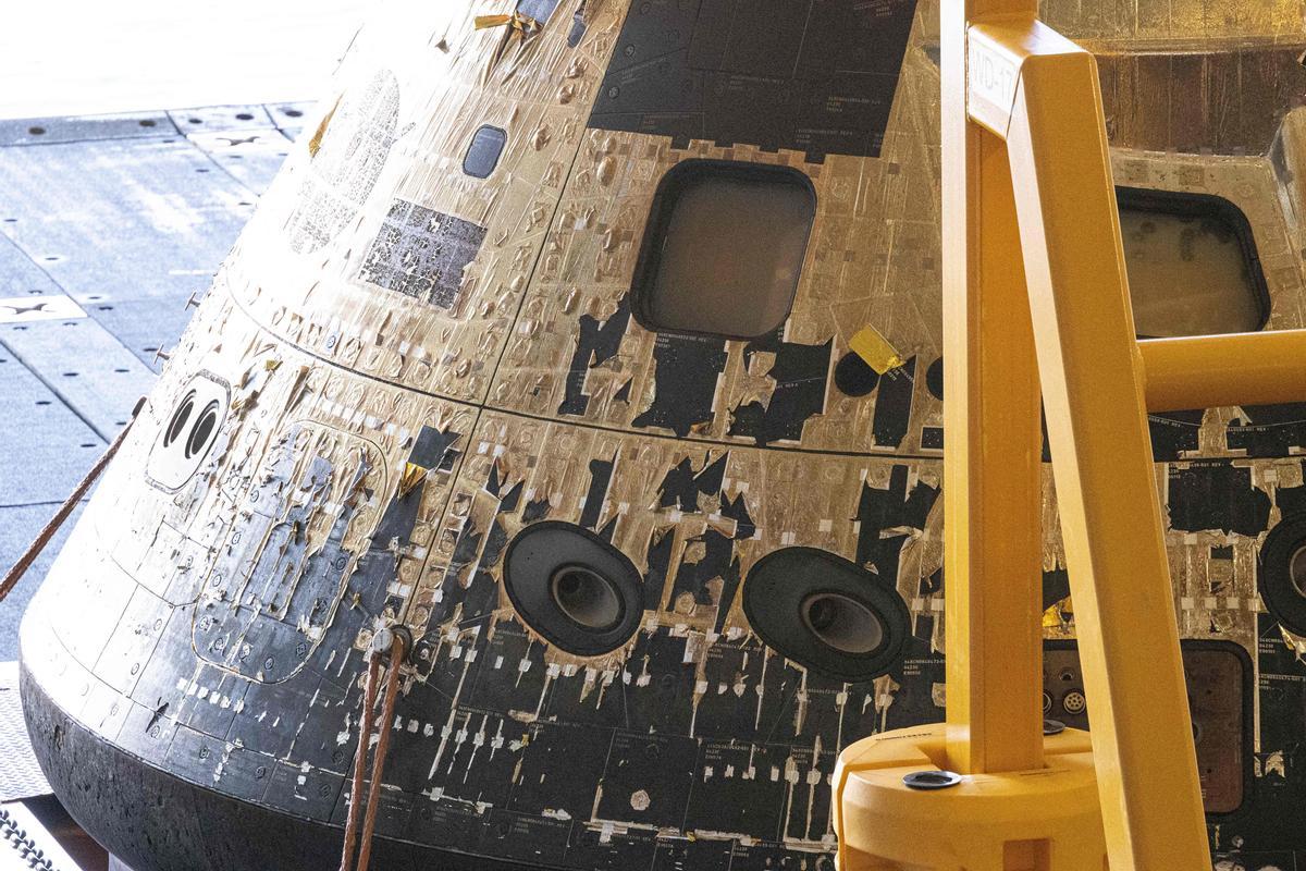 La cápsula espacial Orion se exhibe en la cubierta de pozo del USS John P. Murtha en San Diego, California, EE. UU. La cápsula espacial Orion se exhibe en la cubierta de pozo del USS John P. Murtha en San Diego, California, EE. UU.